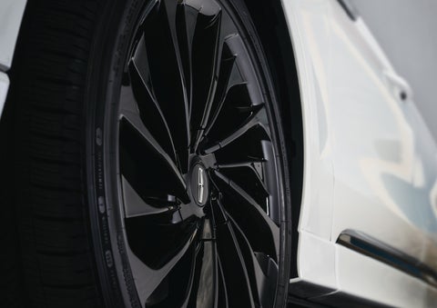 The wheel of the available Jet Appearance package is shown | Lincoln Demo 4 in Wooster OH