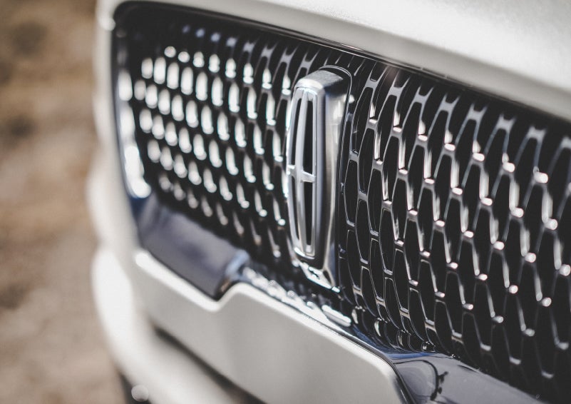 The grille of the 2024 Lincoln Aviator® Reserve model with an eye-catching repeated field of Lincoln Star logo shapes | Lincoln Demo 4 in Derwood MD