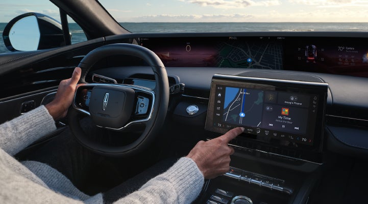 The driver of a 2024 Lincoln Nautilus® SUV interacts with the new Lincoln Digital Experience. | Lincoln Demo 4 in Wooster OH