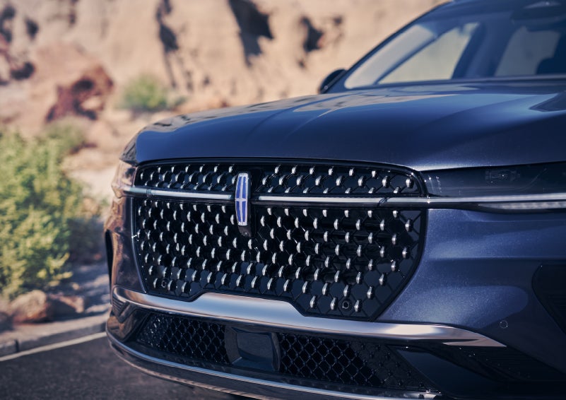 The stylish grille of a 2024 Lincoln Nautilus® SUV sparkles in the sunlight. | Lincoln Demo 4 in Wooster OH