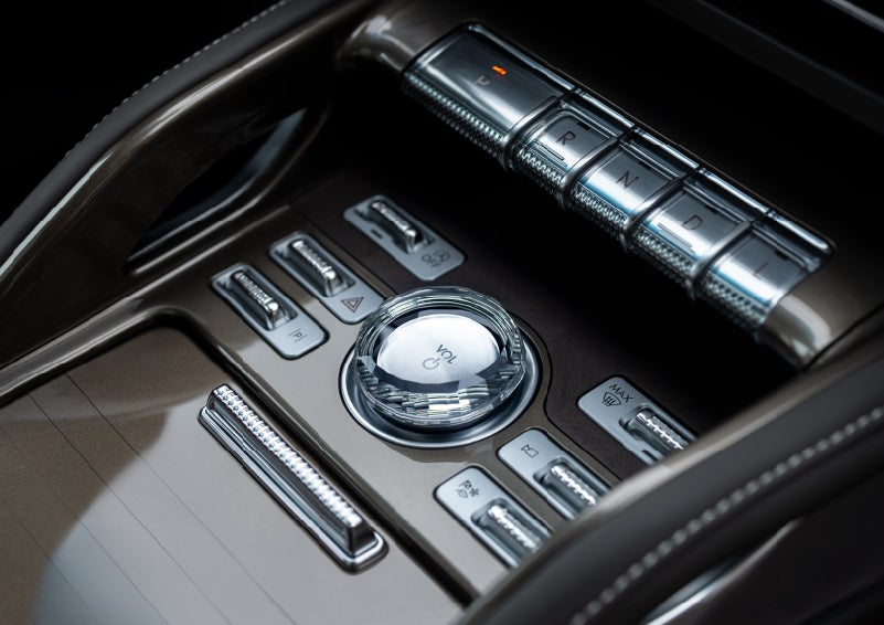 A crystal-inspired volume knob is shown in the center floor console of a 2024 Lincoln Nautilus® SUV. | Lincoln Demo 4 in Wooster OH