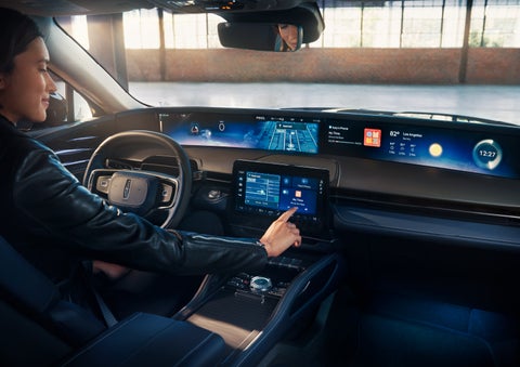 The driver of a 2024 Lincoln Nautilus® SUV interacts with the center touchscreen. | Lincoln Demo 4 in Wooster OH